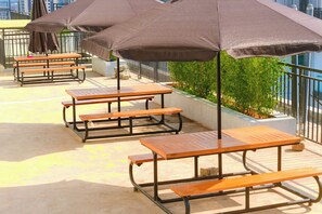 Outdoor dining - Enchanting apartment with fitness room, restaurant,swimming pool etc in Nairobi. (Nairobi)