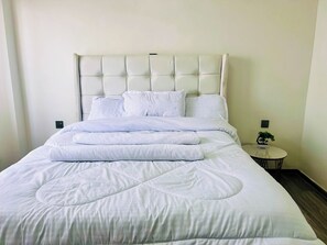 1 dormitorio, tabla de planchar con plancha, wifi y ropa de cama