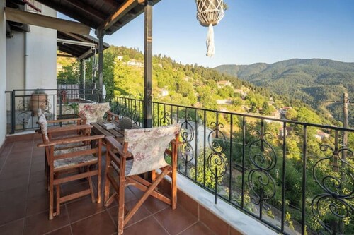 Aelion Escape – Nature Hideaway with Stunning Mountain Views