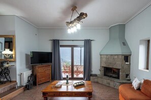 Smart TV, fireplace, books, stereo