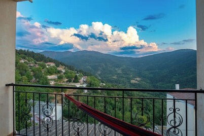 Aelion Escape – Nature Hideaway with Stunning Mountain Views