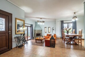 Smart TV, fireplace, books, stereo - Aelion Escape – Nature Hideaway with Stunning Mountain Views (Karpenisi)