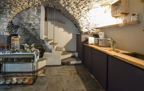 Refrigerador, parrilla de estufa y cafetera y tetera 