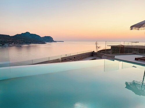 Blue Infinito Boutique Villa ,Infinity Pool,heated jacuzzi ,panoramic sea  view 