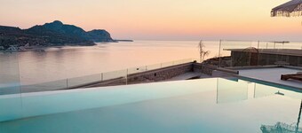 Blue Infinito Boutique Villa ,Infinity Pool,heated jacuzzi ,panoramic sea  view 