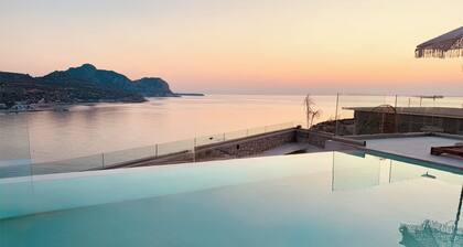 Blue Infinito Boutique Villa ,Infinity Pool,heated jacuzzi ,panoramic sea view