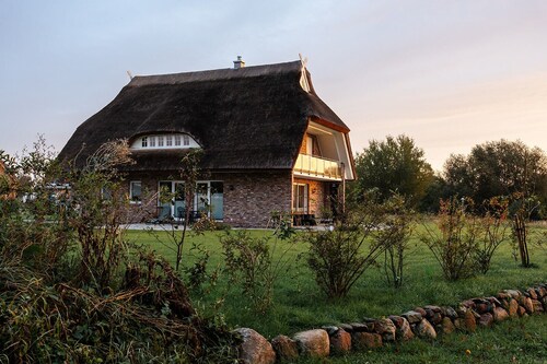 Modern gallery apartment with balcony view of the Puddeminer Wiek!