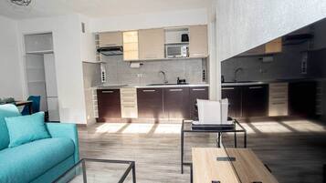 Fridge, microwave, dishwasher, cookware/dishes/utensils