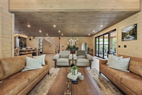 Grand 5BR Cabin w/ Indoor Pool, Theatre & Hot Tub