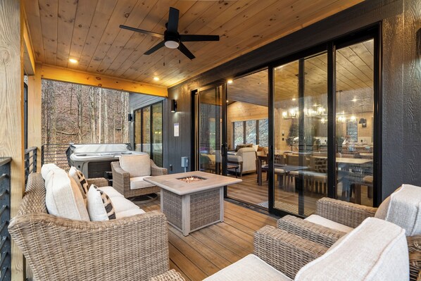 Terrace/patio - Grand 5BR Cabin w/ Indoor Pool, Theatre & Hot Tub (Sevierville)