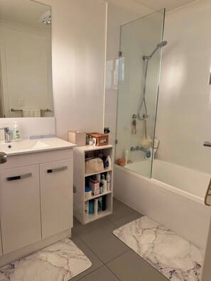 Shared Dormitory, 1 Bedroom, Smoking | Bathroom - Room-room in a Lovely House (Brisbane)