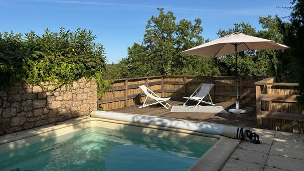 A swimming pool with two lounge chairs and an umbrella. - Lovely house with pool and garden (Saint-Léon-sur-Vézère)