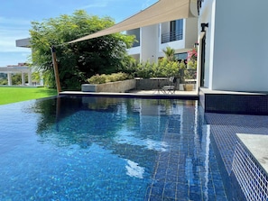 Una piscina al aire libre