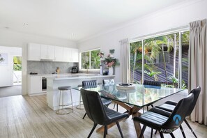 Fridge, microwave, oven, stovetop - Diggers Beach Oasis – 3BR Stay in Beachside Resort (Coffs Harbour)