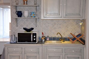 Fridge, microwave, oven, stovetop - Charming Stone House with Pool Table and Countryside Views – Montrem (Dordogne) (Montrem)