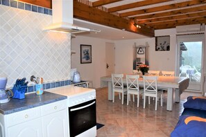 Fridge, microwave, oven, stovetop - Charming Stone House with Pool Table and Countryside Views – Montrem (Dordogne) (Montrem)