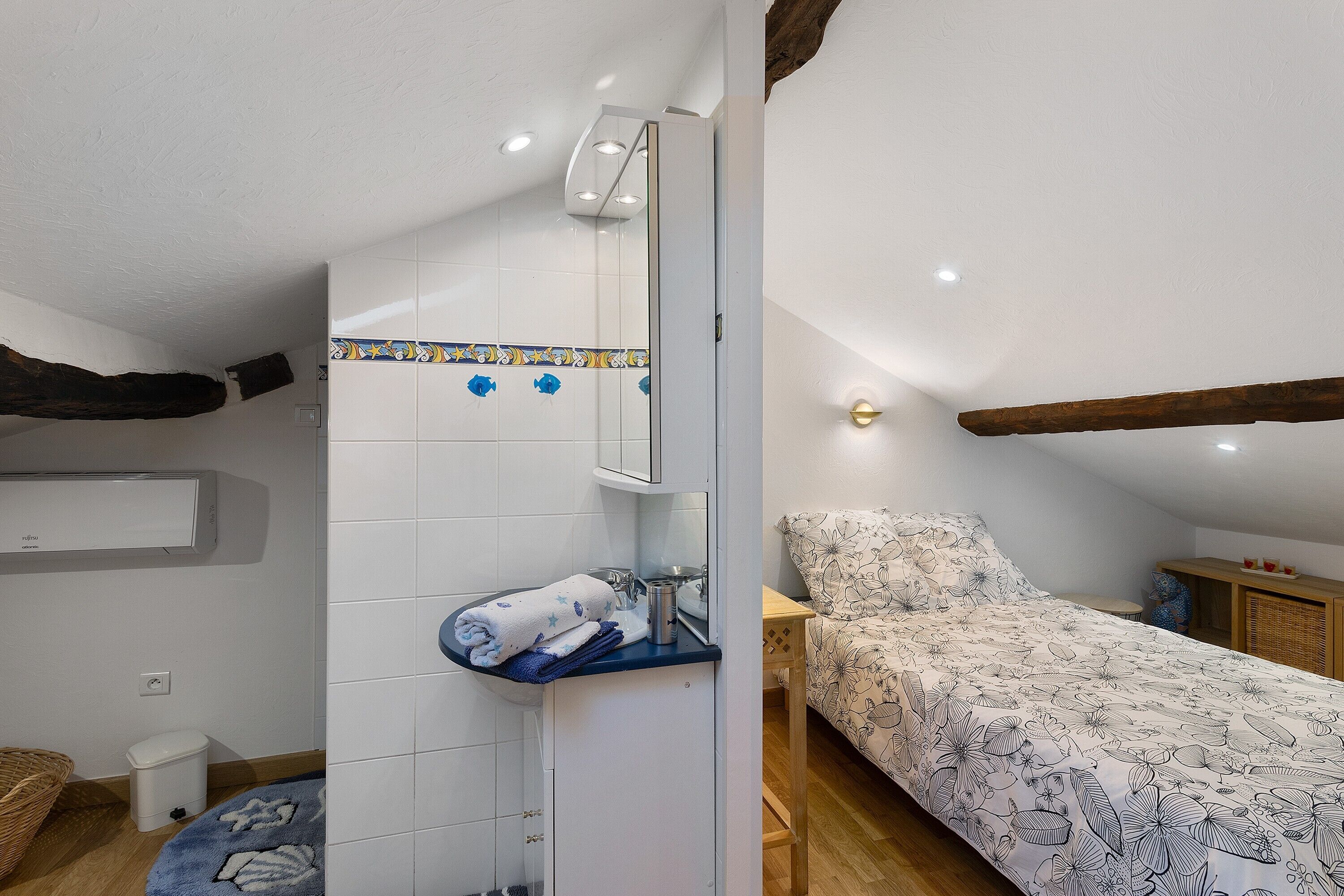 1 chambre, fer et planche à repasser, Wi-Fi, draps fournis