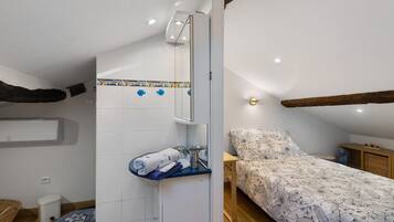 1 chambre, fer et planche Ă repasser, Wi-Fi, draps fournis