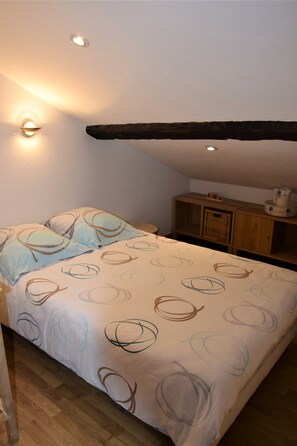 1 habitación, tabla de planchar con plancha, wifi y ropa de cama 