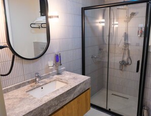 Buồng tắm vòi sen, máy sấy tóc, khăn tắm, xà phòng 