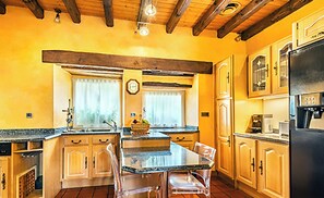 Microondas, horno, placa de cocina y lavavajillas