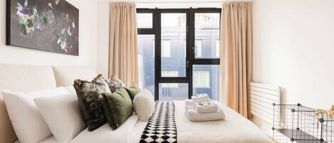 2 bedrooms, desk, iron/ironing board, WiFi