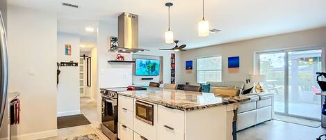 Kylskåp, mikrovågsugn, ugn och spishäll