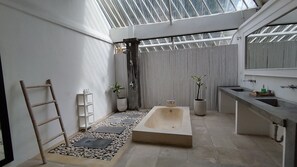 Desk, laptop workspace, free WiFi - Outsite Bali (Canggu)