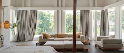 Rom – superior, bassengutsikt | Skrivebord, skrivebord for bærbar PC og wi-fi (inkludert)