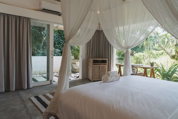 Desk, laptop workspace, free WiFi - Outsite Bali (Canggu)