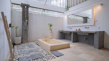 Quarto casal clássico | Banheiro | Secador de cabelo, toalhas de banho, sabonete, shampoo