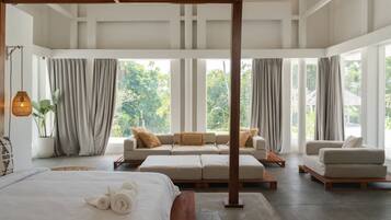 Quarto casal grand, vista para a piscina | Área de estar