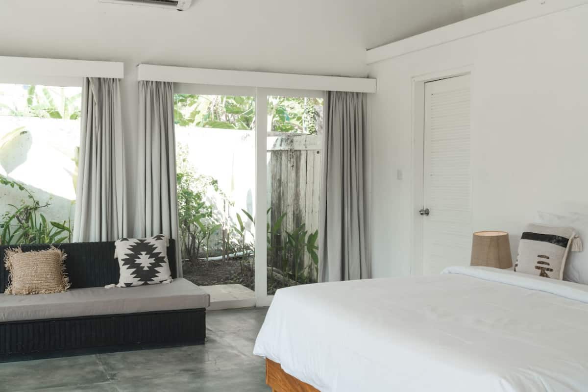 Desk, laptop workspace, free WiFi