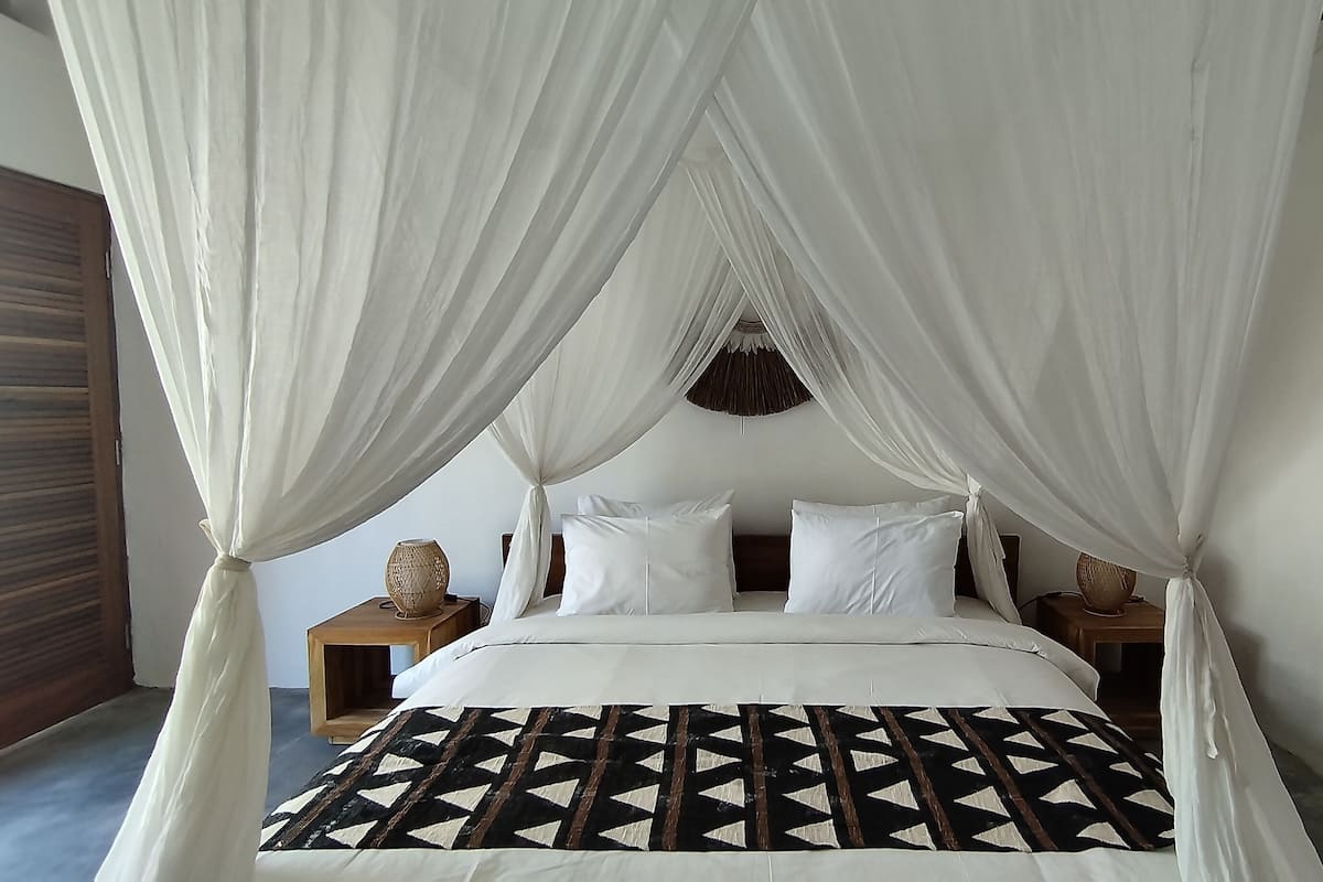 Desk, laptop workspace, free WiFi