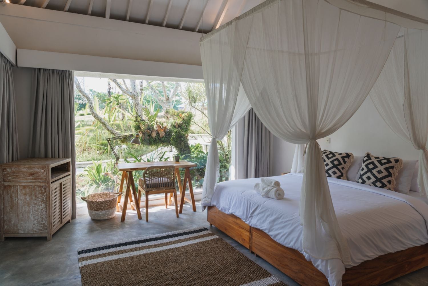 Deluxe Tek Büyük Yataklı Oda | Masa, dizüstü bilgisayar çalışma alanı, ücretsiz kablosuz İnternet 