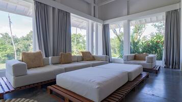 Quarto casal grand, vista para a piscina | Área de estar