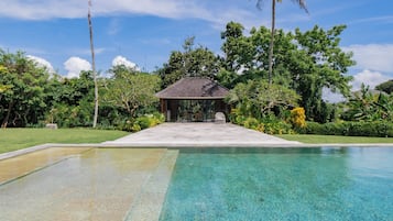 Kolam renang outdoor