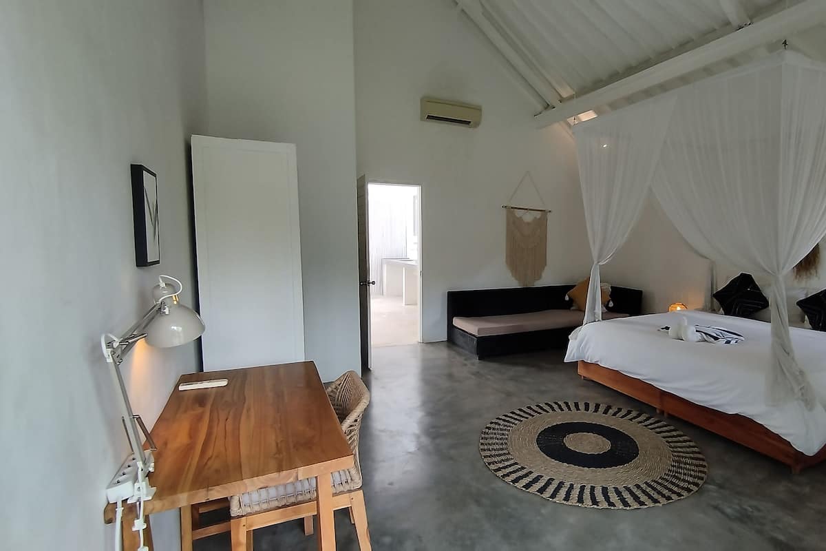 Desk, laptop workspace, free WiFi