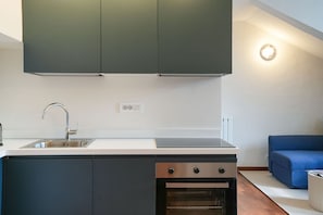 Een koelkast, een oven, een kookplaat, een vaatwasser