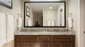 Ducha, secador de pelo y toallas