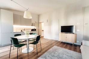 Appartamento Deluxe | Area soggiorno | TV a schermo piatto