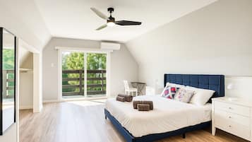 3 bedrooms, desk, iron/ironing board, travel crib