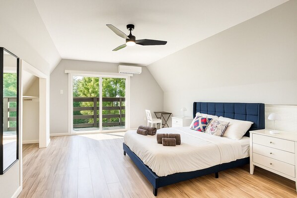 3 habitaciones, escritorio y tabla de planchar con plancha 