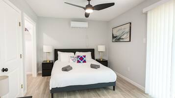 3 bedrooms, desk, iron/ironing board, travel crib