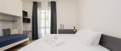 2 bedrooms, desk