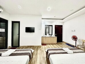 Family Suite | Iron/ironing board - RedDoorz The Jade Hotel Than Nhan Trung (Ho Chi Minh)