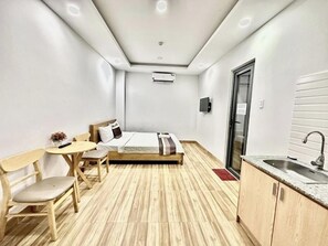 Standard Double Room | Iron/ironing board - RedDoorz The Jade Hotel Than Nhan Trung (Ho Chi Minh)