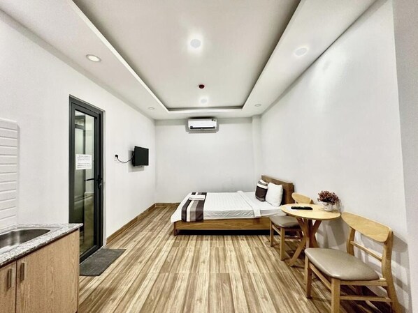 Standard Double Room | Iron/ironing board - RedDoorz The Jade Hotel Than Nhan Trung (Ho Chi Minh)