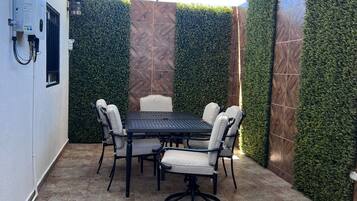 Casa, 3 habitaciones, patio | Restaurantes