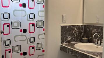 Casa, 3 habitaciones, patio | Baño